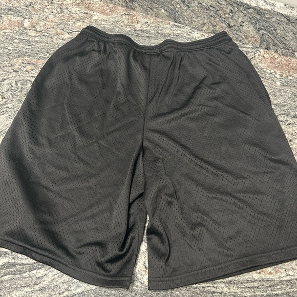 Champion men’s medium athletic shorts with pockets - Picture 2 of 3